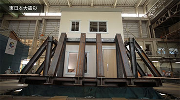 Play the video "Shaking Table Experiment (Great East Japan Earthquake)"